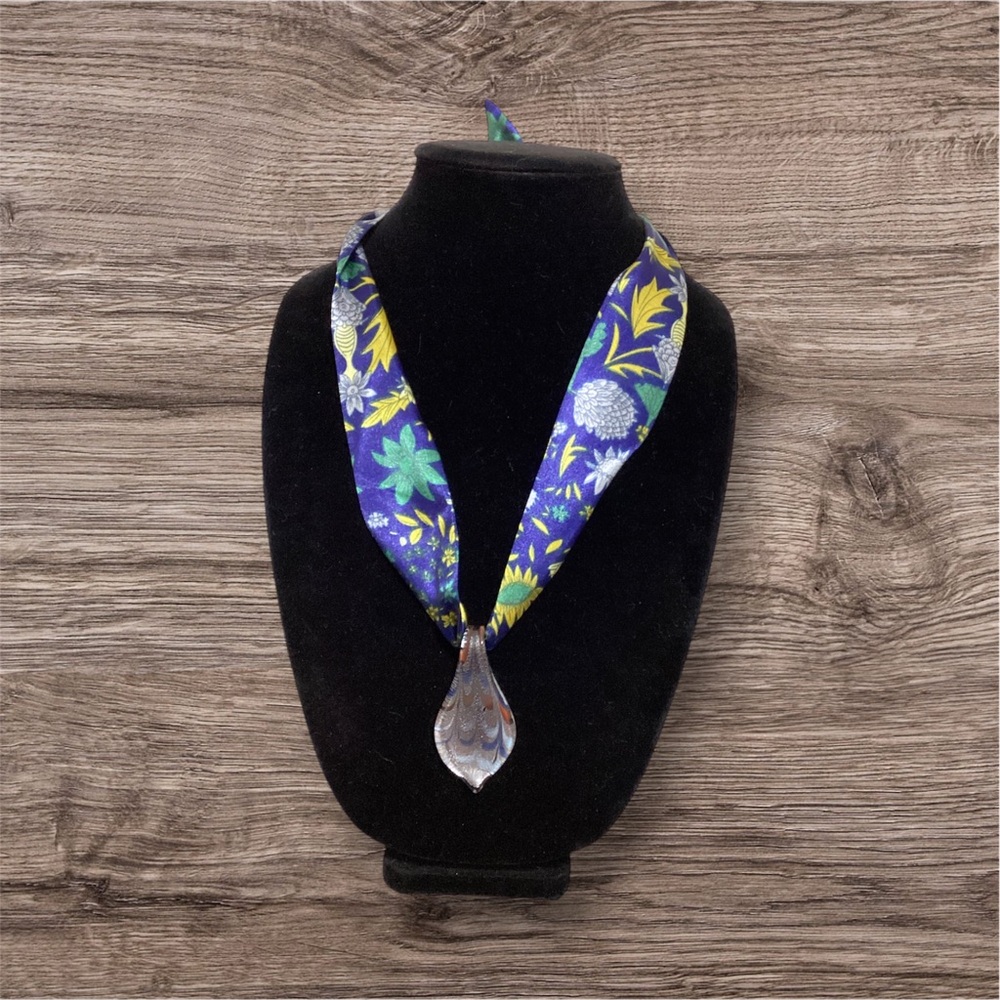 (#10) Floral Blue and Glass Pendant Necklace